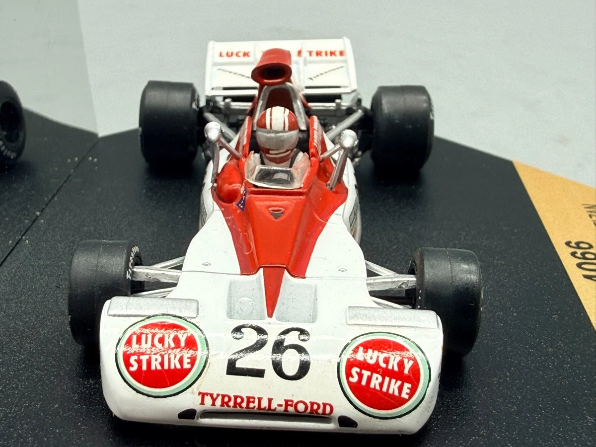 Modellautos 1:43 Quartzo Tyrrell 004 Eddie Keizan GP 1973 #26 + Vitrine