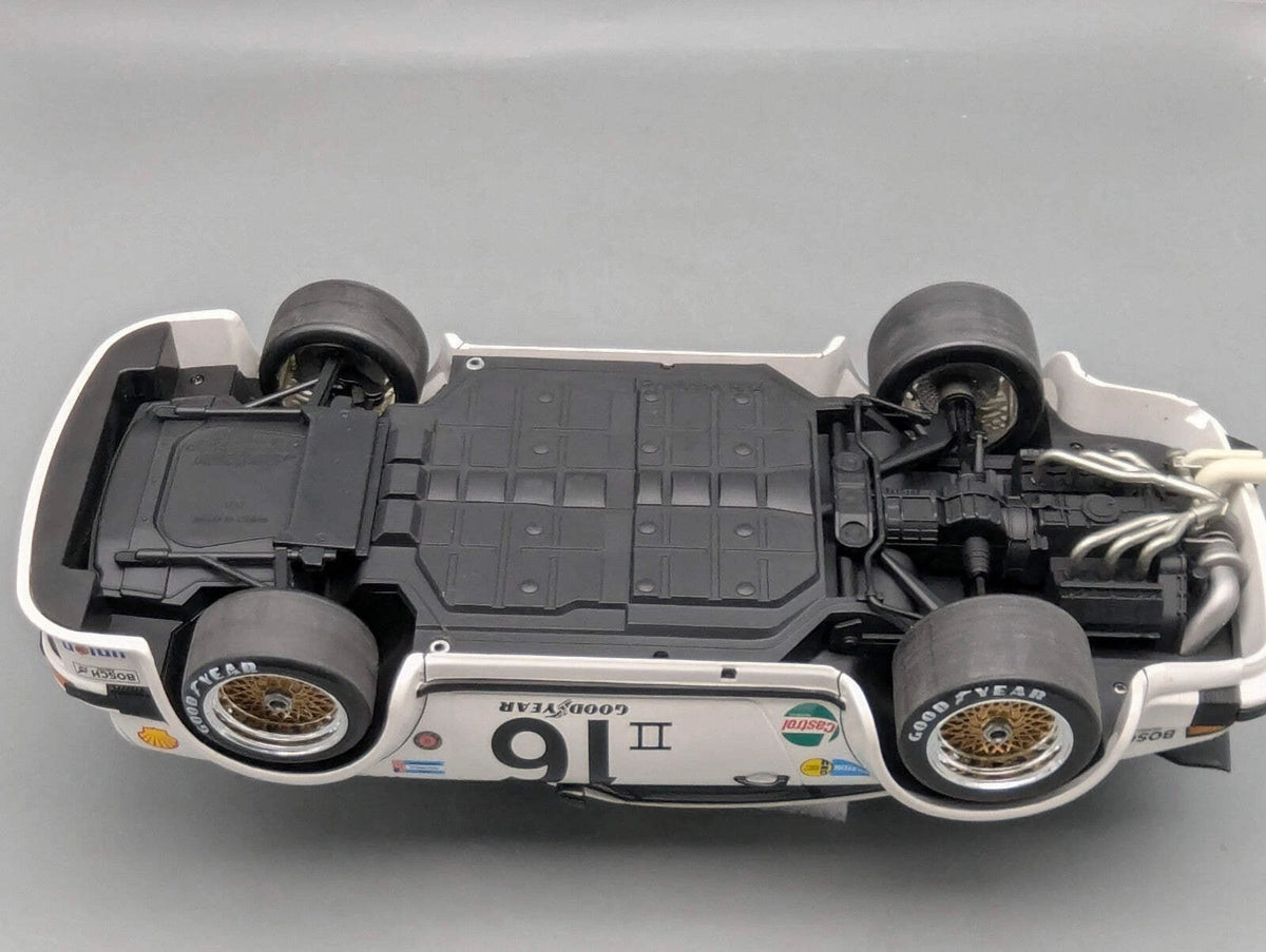 Modellautos 1:12 Minichamps Porsche 934 RSR Turbo WINNER 76 #16. Follmer Vitrine