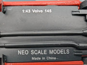Modellautos 1:43 Neo Scale Models Volvo 145 Orange mit Hund mit Vitrine