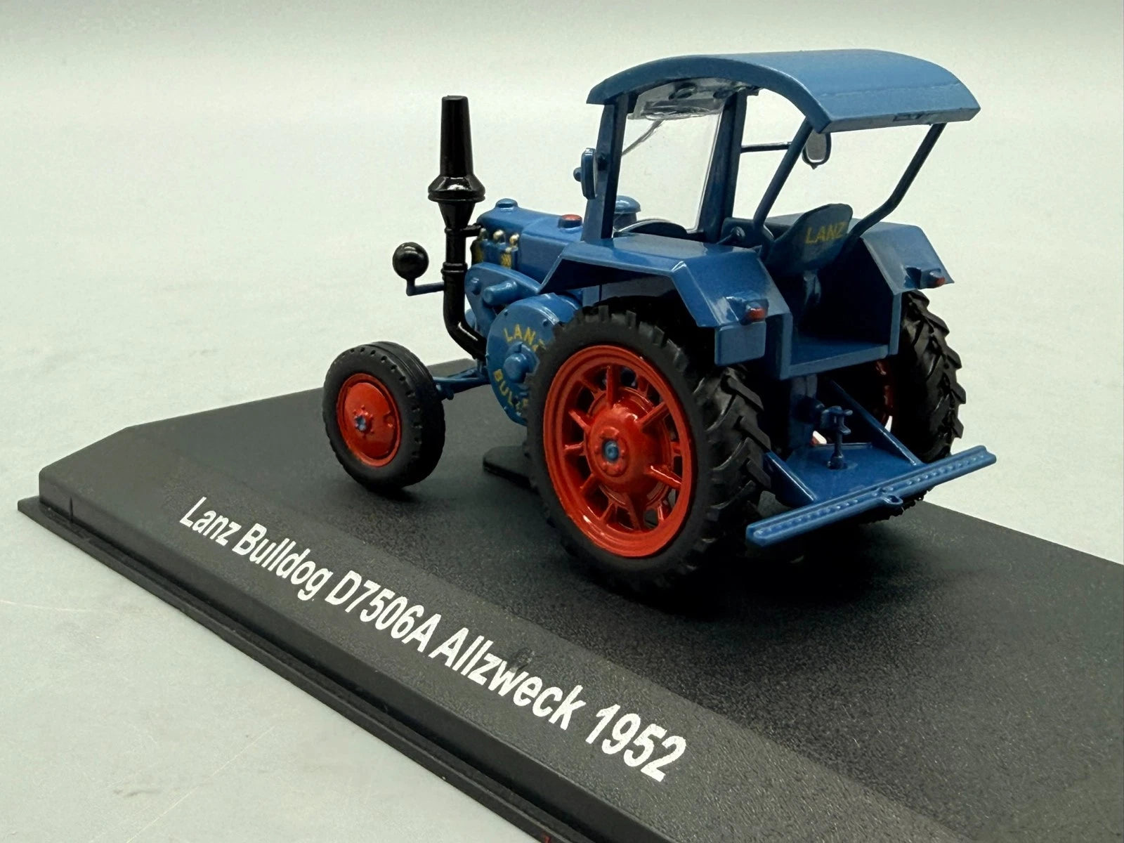 Traktor Modell 1:43 Hachette Lanz Bulldog D 7506A Allzweck 1952 + Vitrine
