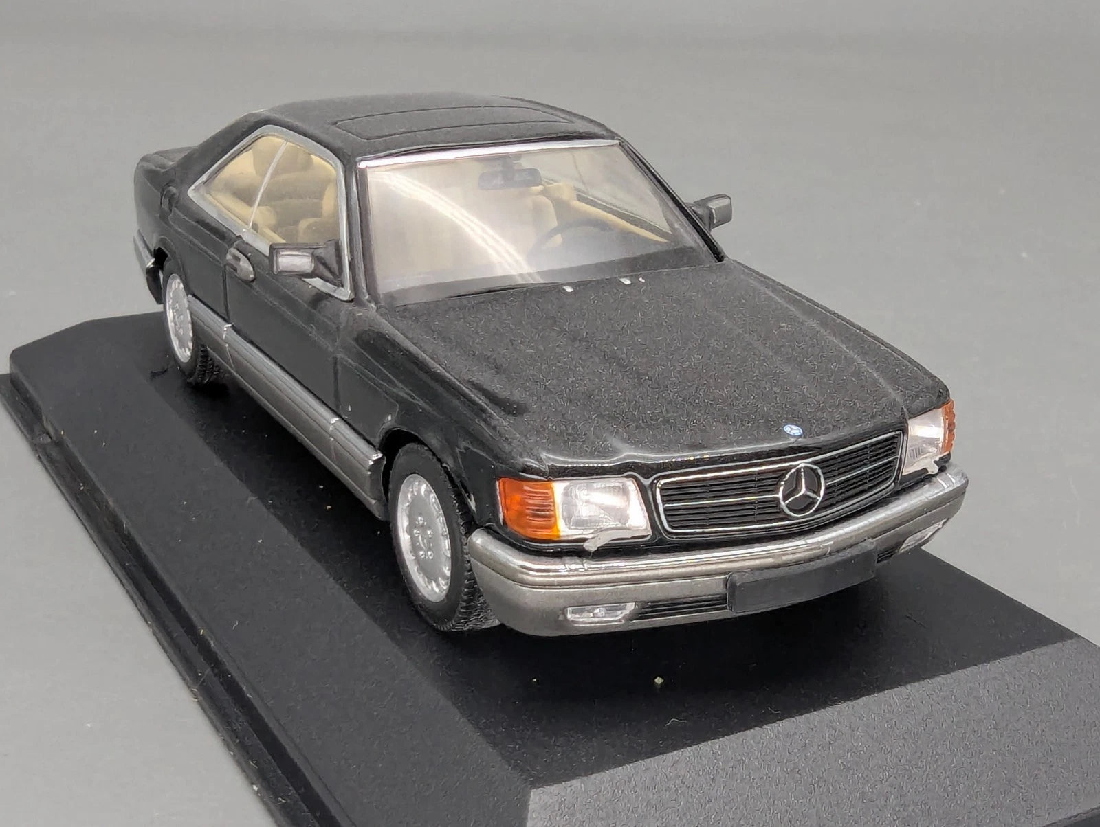 Modellautos 1:43 Minichamps Mercedes Benz 560 SEC 1986 Schwarz mit OVP