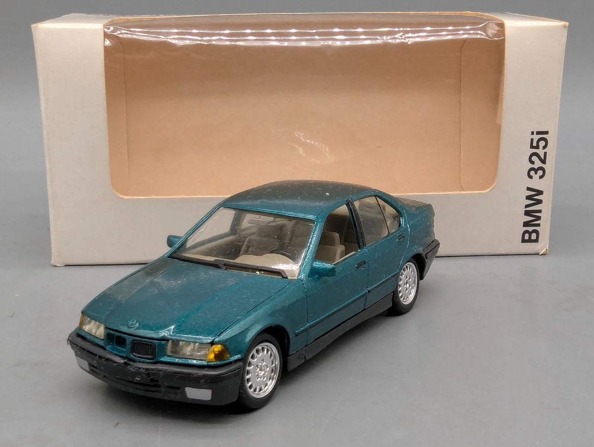 Modellautos 1:43 Solido BMW 325i mit Dealer OVP
