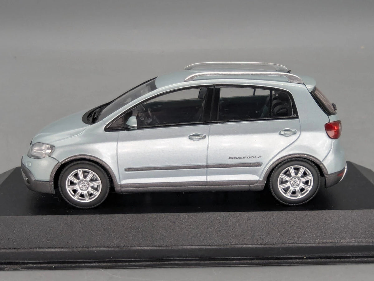 Modellautos 1:43 Minichamps Volkswagen VW Cross Golf Iceblue Metallic Dealer OVP