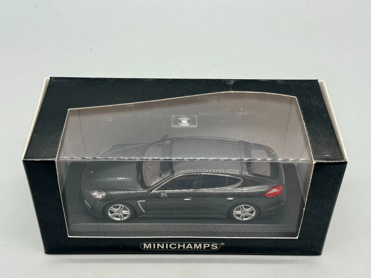 Modellautos 1:43 Minichamps Porsche Panamera mit OVP
