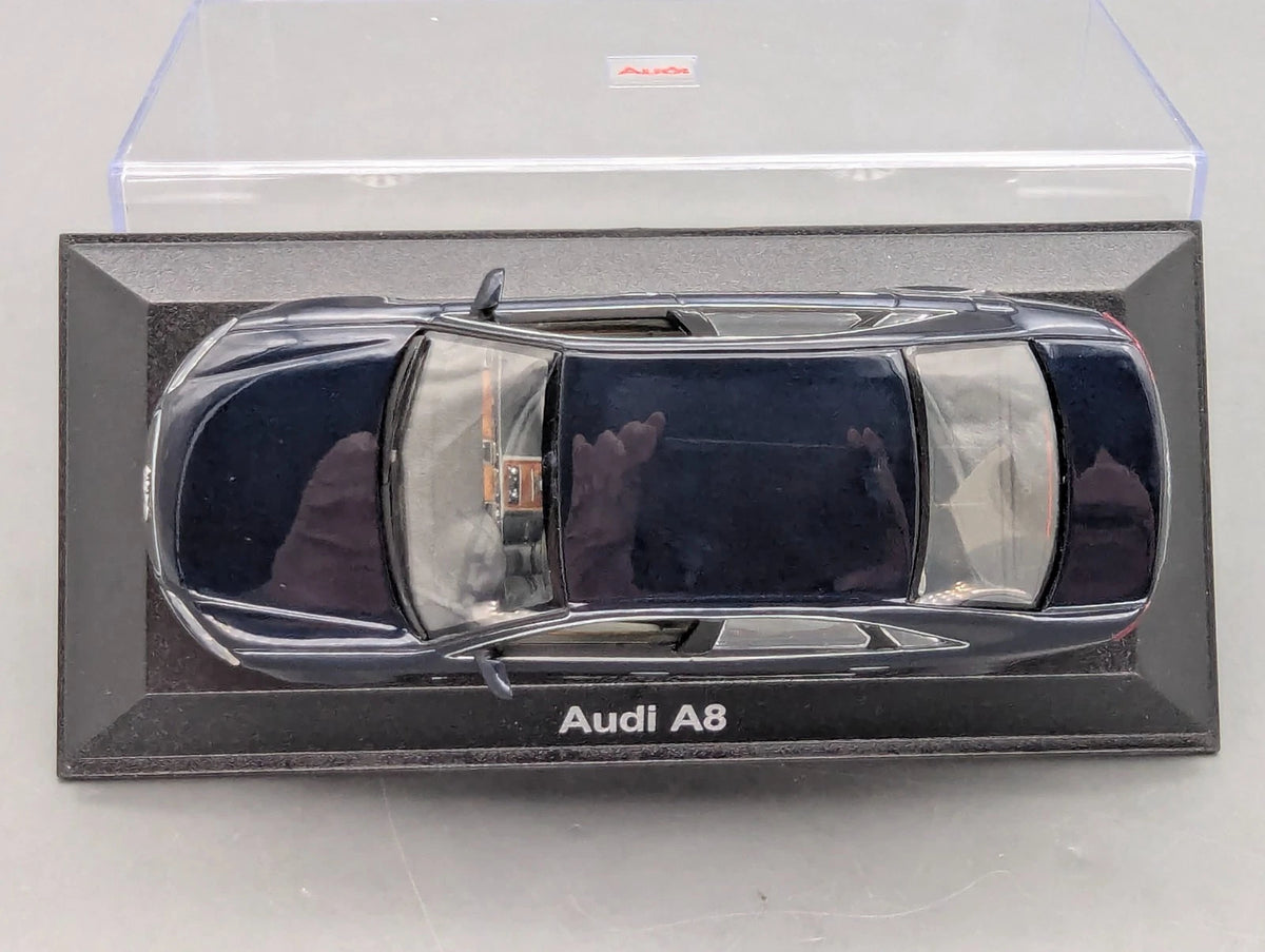 Modellautos 1:43 Minichamps Audi A8 Nachtblau mit Dealer OVP