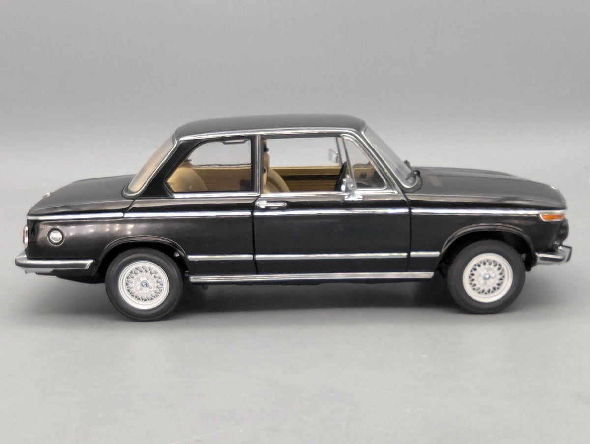 Modellautos 1:18 AUTOart Millenium 70503 BMW 2002 L Black mit OVP