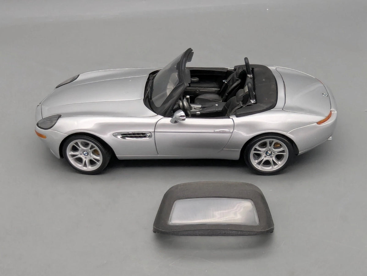 Modellautos 1:18 Kyosho BMW Z8 James Bond 007 Edition 1999 Silber mit OVP