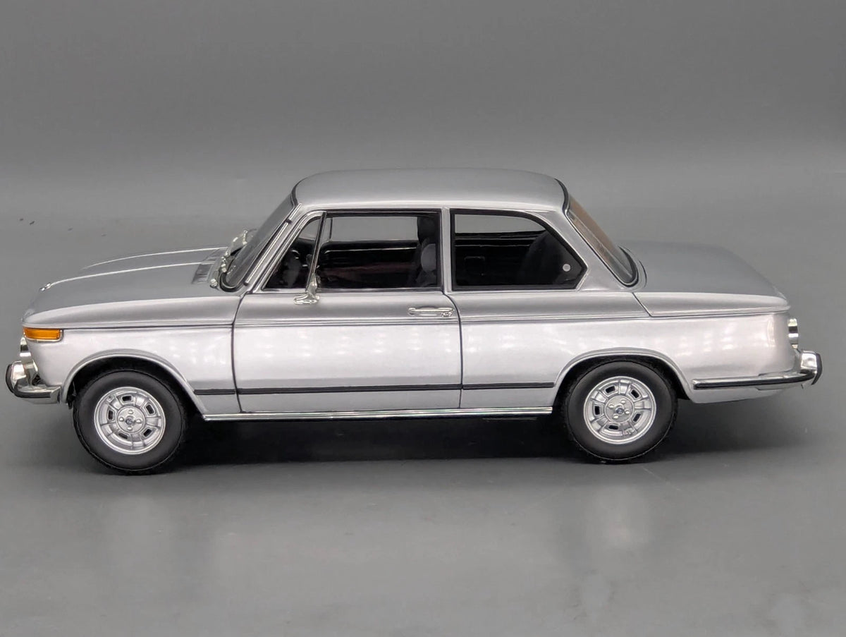 Modellautos 1:18 Kyosho BMW 2002 tii Silber mit OVP