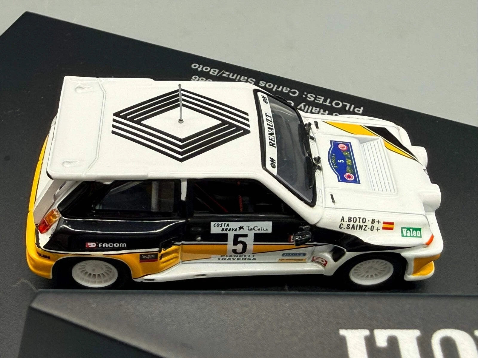 Modellautos 1:43 Universal Hobbies Renault 5 Maxi Turbo 1986 #5 Sainz Boto OVP