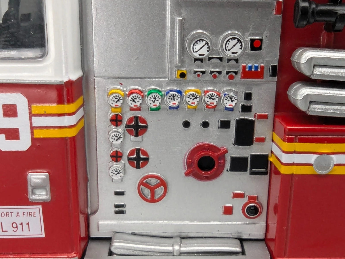 Modellautos 1:43 vermtl. Ixo Seagrave Marauder II Feuerwehr New York in Vitrine