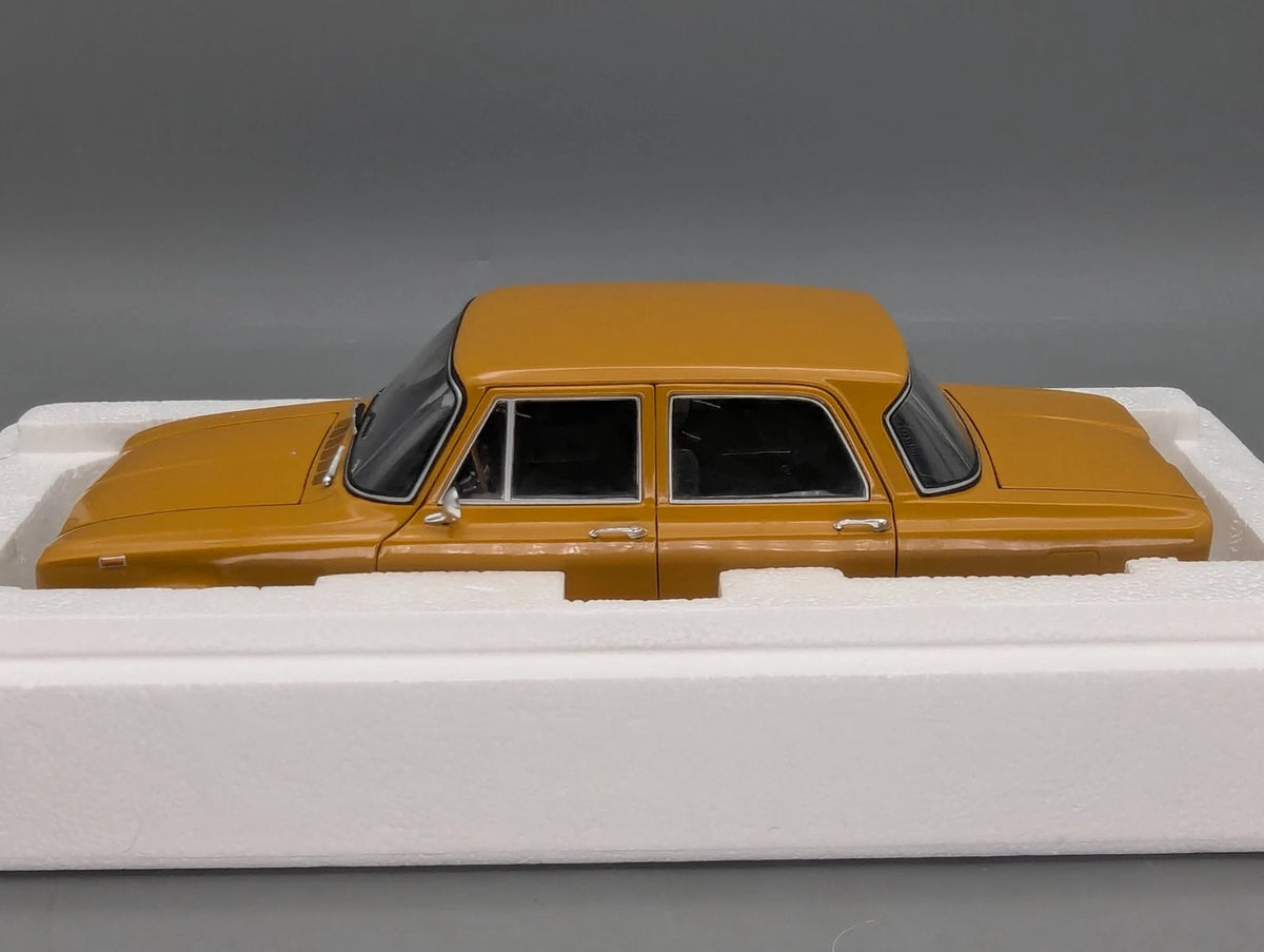 Modellautos 1:18 Minichamps Alfa Romeo Giulia 1300 Super 1970 Ocker Ochre OVP