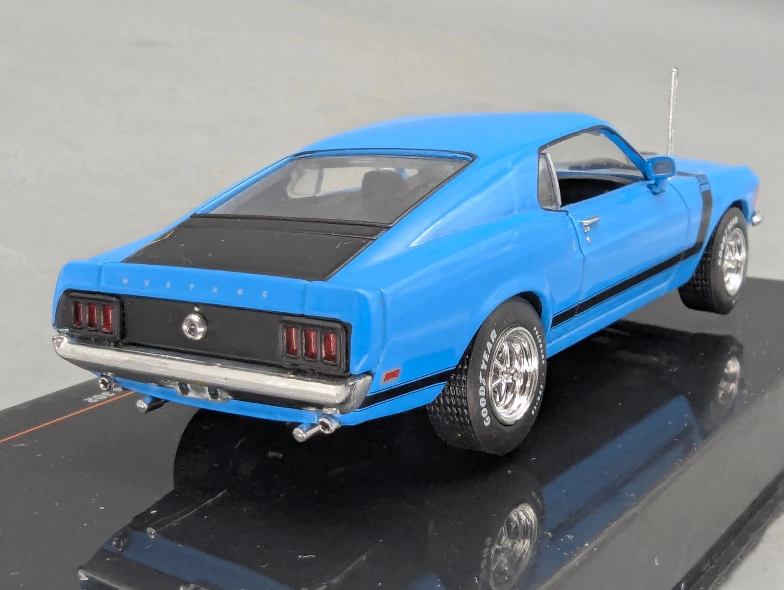 Modellautos 1:43 Ixo Ford Mustang Boss 302 1970 mit Vitrine