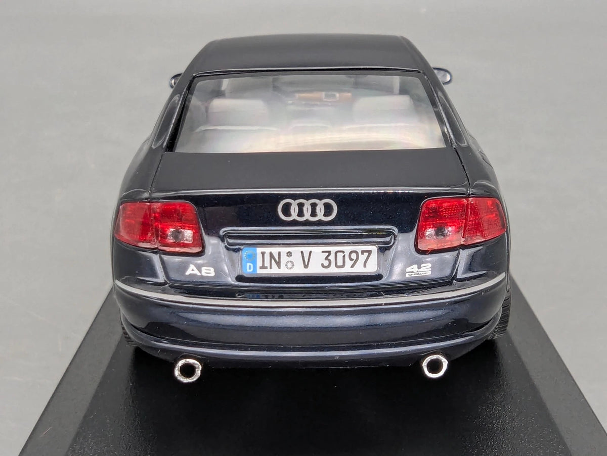 Modellautos 1:43 Minichamps Audi A8 Nachtblau mit Dealer OVP