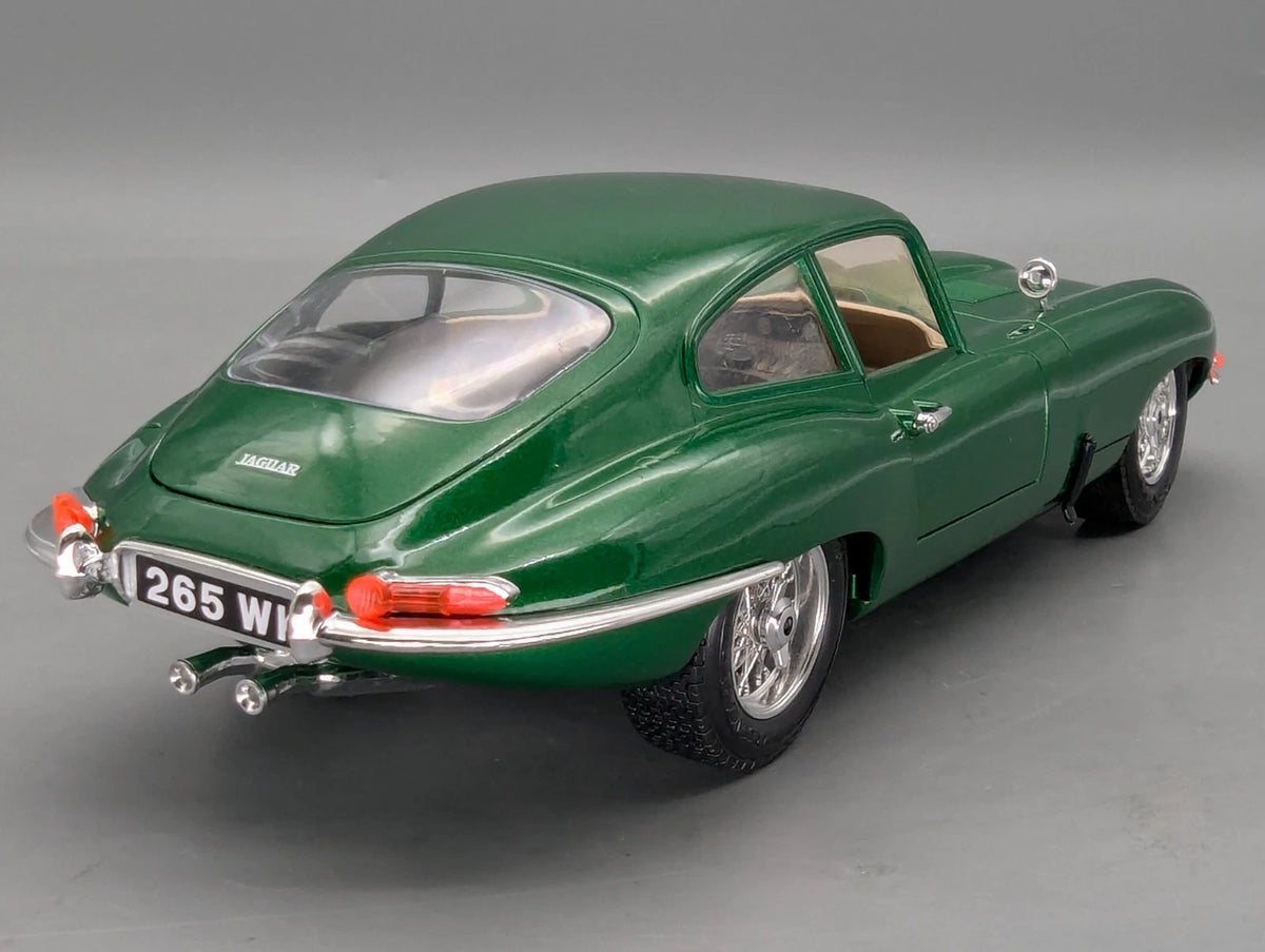 Modellautos 1:18 Bburago Jaguar E 1961 Metallic Grün mit Vitrine