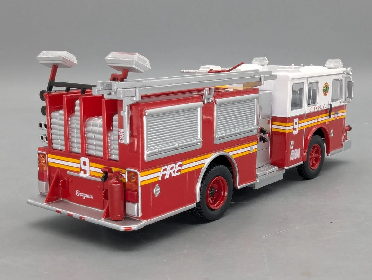 Modellautos 1:43 vermtl. Ixo Seagrave Marauder II Feuerwehr New York in Vitrine