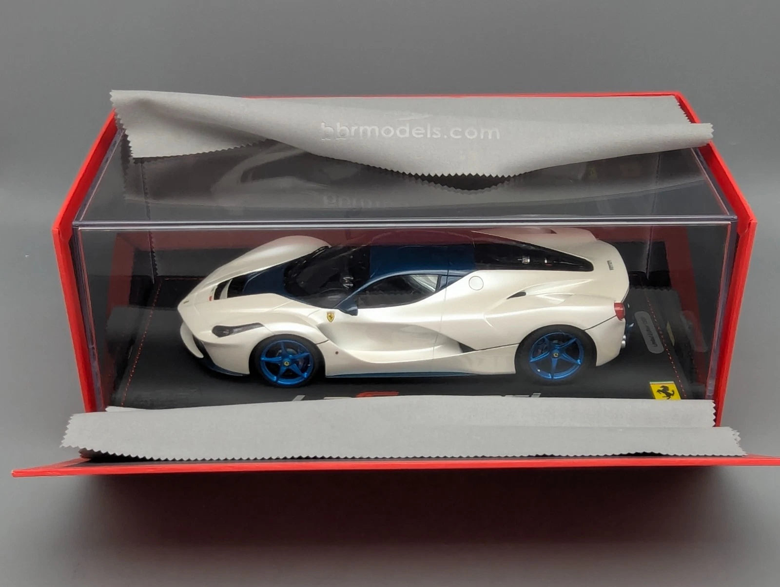 Modellautos 1:18 BBR Ferrari LaFerrari Italian White Ltd 12/20 mit Vitrine OVP