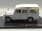 Modellautos 1:43 IXO Land Rover Series III 109 Station Wagon in Vitrine