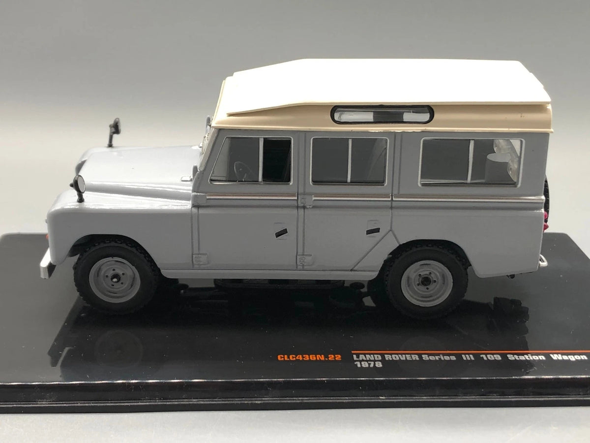 Modellautos 1:43 IXO Land Rover Series III 109 Station Wagon in Vitrine