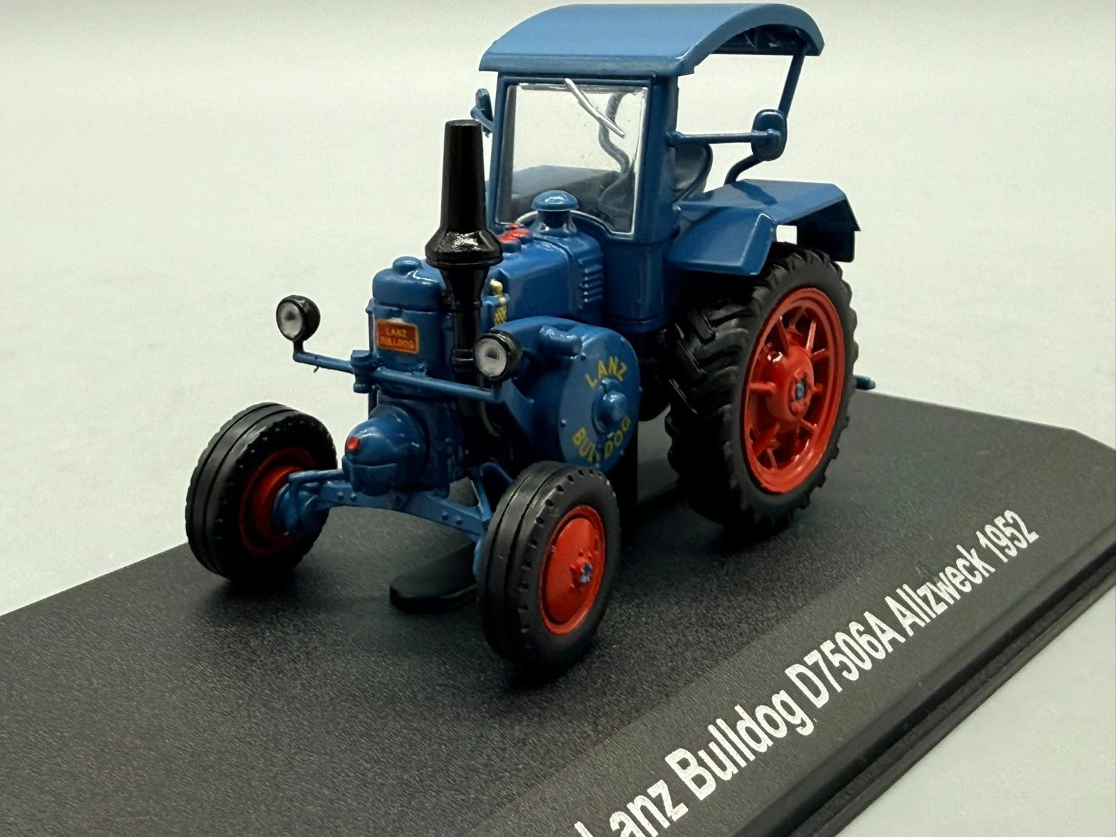 Traktor Modell 1:43 Hachette Lanz Bulldog D 7506A Allzweck 1952 + Vitrine