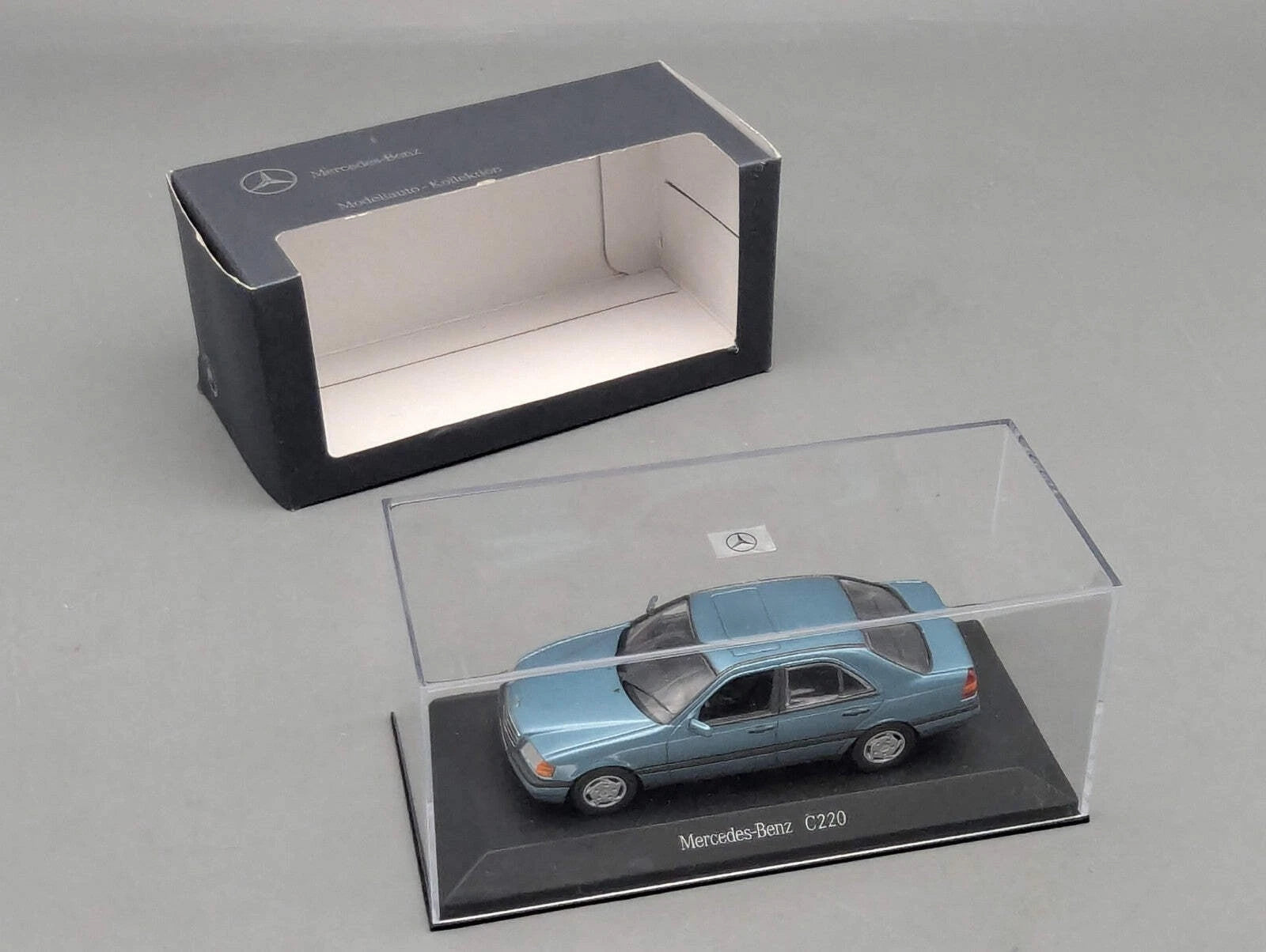 Modellautos 1:43 Minichamps Mercedes Benz C220 Hellblau Metallic mit Dealer OVP