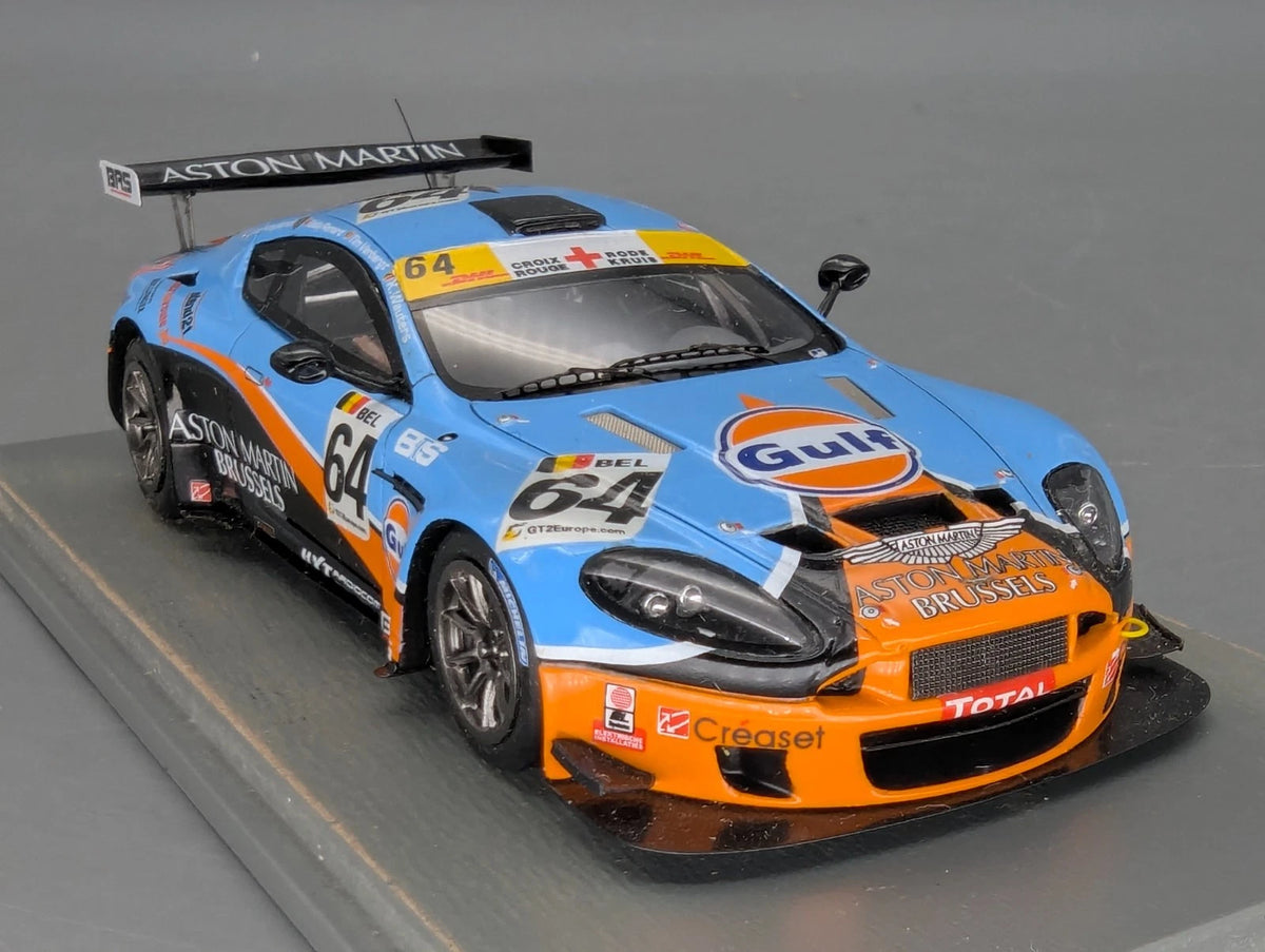 Modellautos 1:43 Spark Aston Martin Vantage GT3 2013 #64 Vitrine