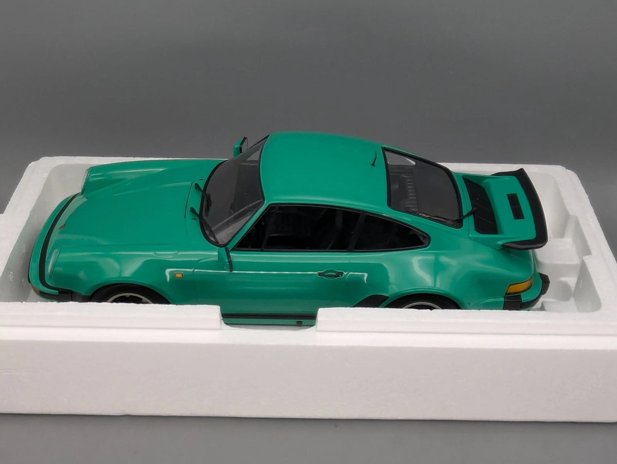 Modellautos 1:12 Minichamps Porsche 911 Turbo 1977 Grün mit OVP
