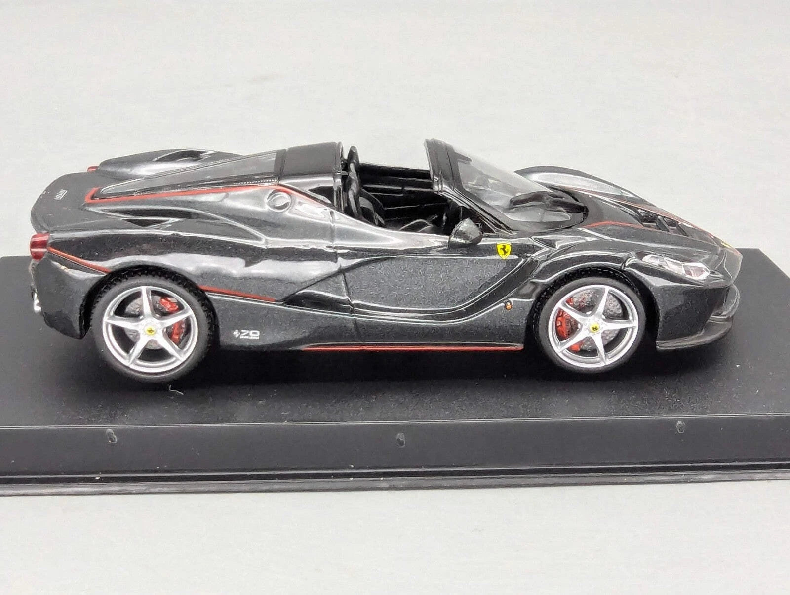 Modellautos 1:43 Bburago Ferrari LaFerrari Aperta Schwarz mit OVP