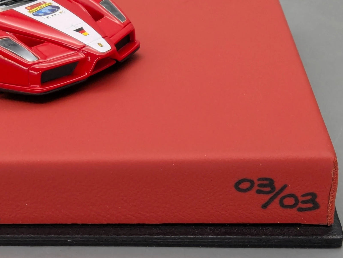 Modellautos 1:43 BBR Ferrari Enzo Paris 2013 Ltd 03/03 mit Vitrine und OVP