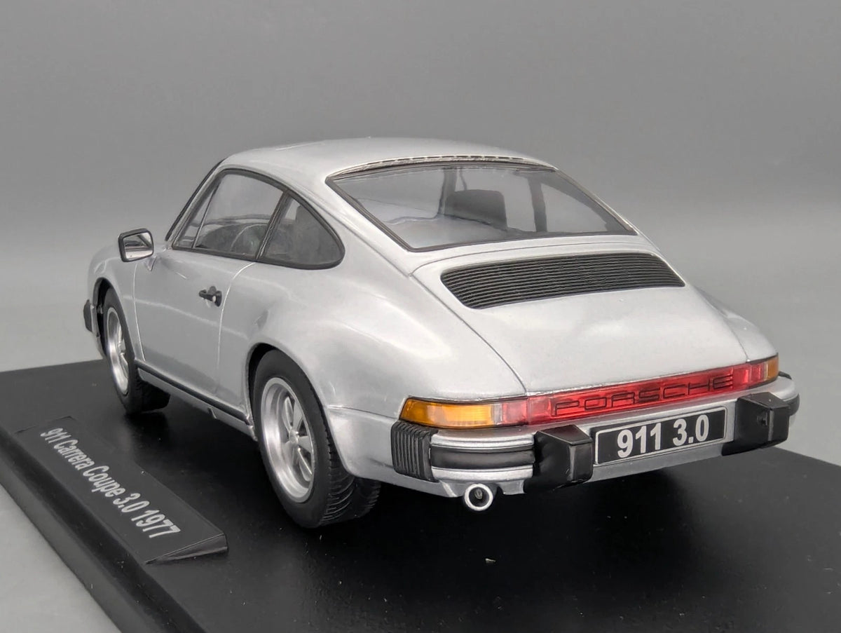 Modellautos 1:18 KK-Scale Porsche 911 Carrera Coupe 3.0 1977 Silber mit OVP