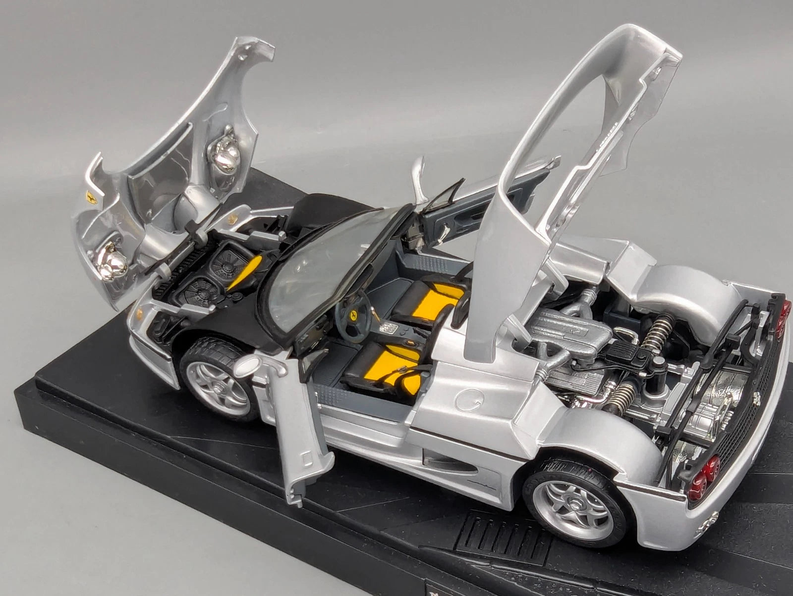 Modellautos 1:18 Hot Wheels Ferrari F50 Spider Silber mit OVP