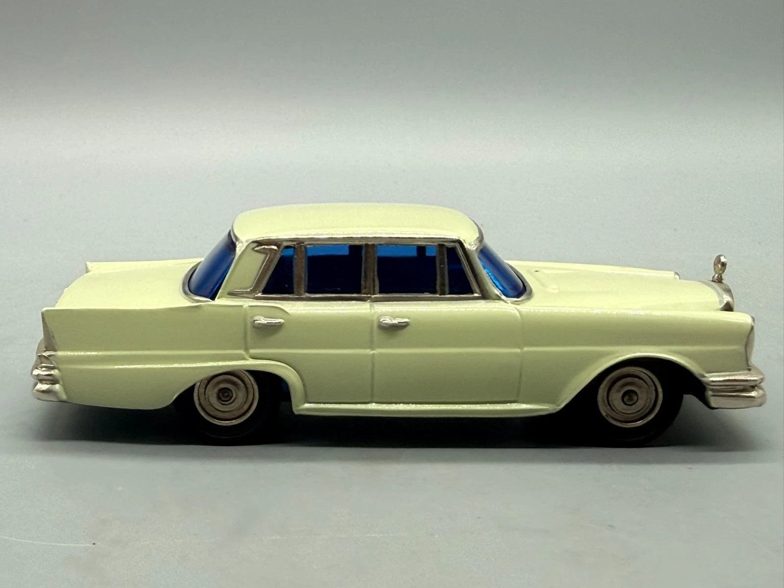 Modellautos 1:43 KK Sakura No A-2 Mercedes Benz W111 mit OVP