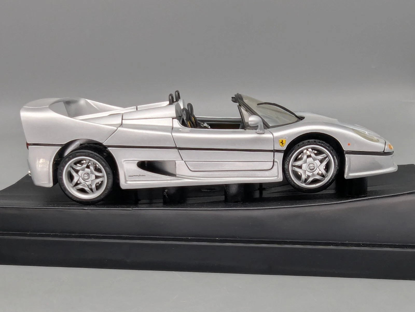 Modellautos 1:18 Hot Wheels Ferrari F50 Spider Silber mit OVP