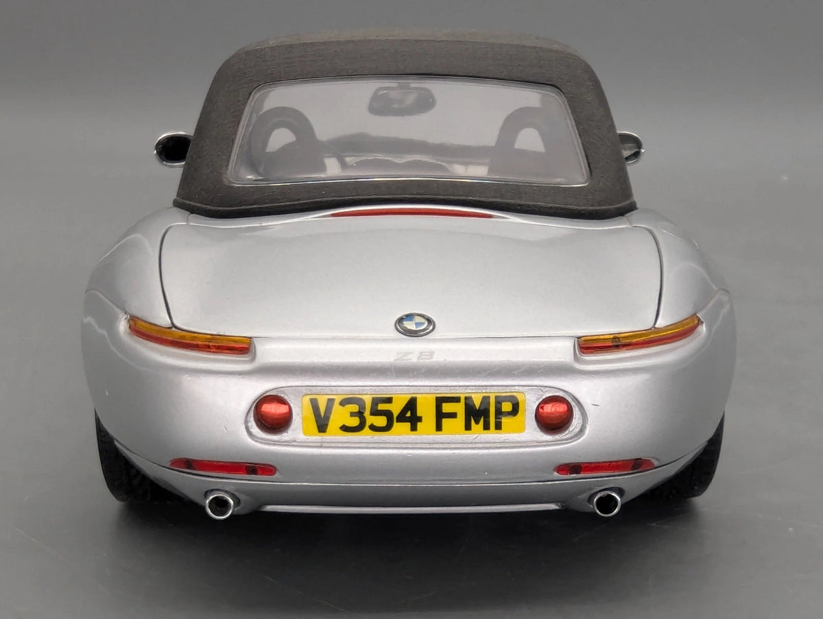 Modellautos 1:18 Kyosho BMW Z8 James Bond 007 Edition 1999 Silber mit OVP
