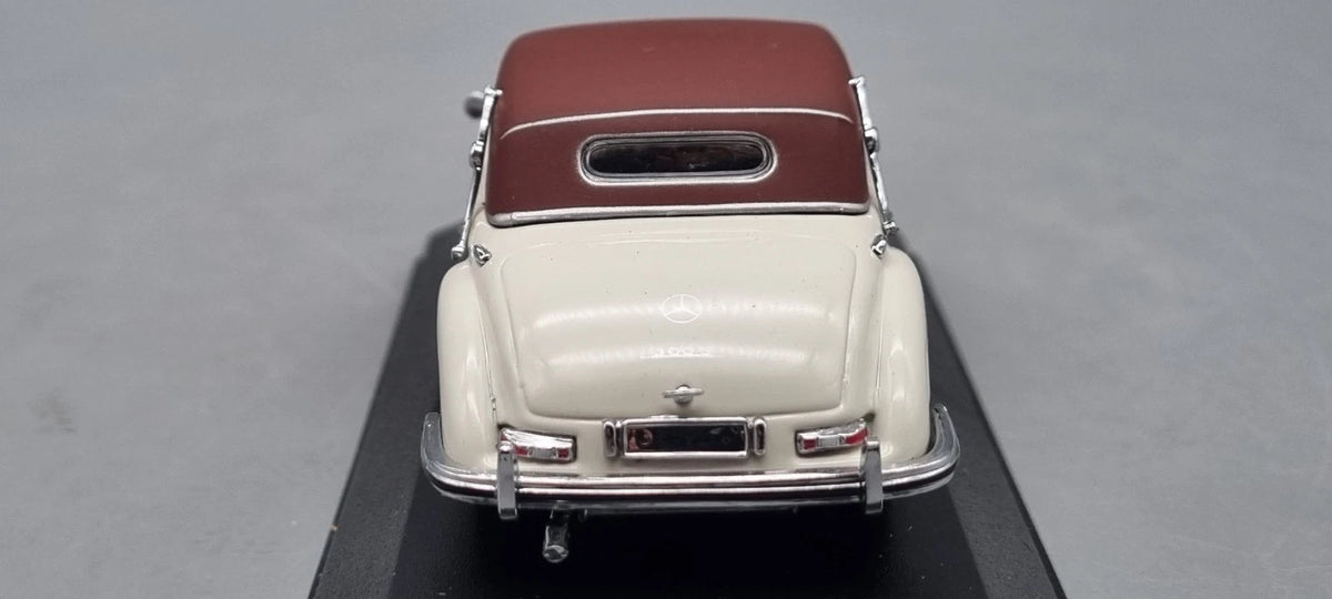 Modellautos 1:43 Minichamps Mercedes-Benz 300 S Cabriolet soft top white OVP
