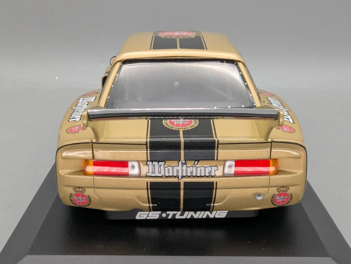 Modellautos 1:18 Minichamps BMW 320i Warsteiner DRM 1977 #4 J. Obermoser Vitrine