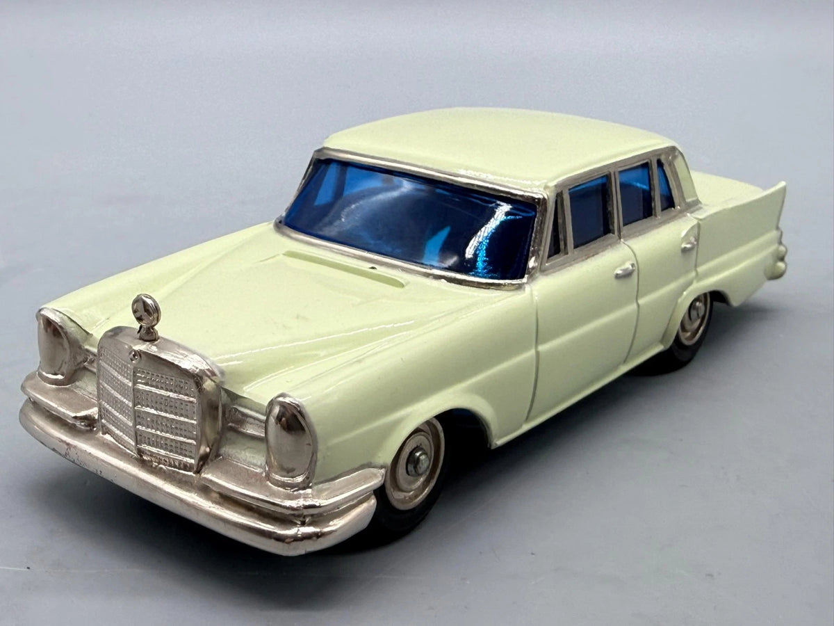 Modellautos 1:43 KK Sakura No A-2 Mercedes Benz W111 mit OVP