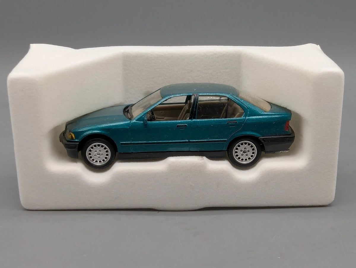 Modellautos 1:43 Solido BMW 325i mit Dealer OVP