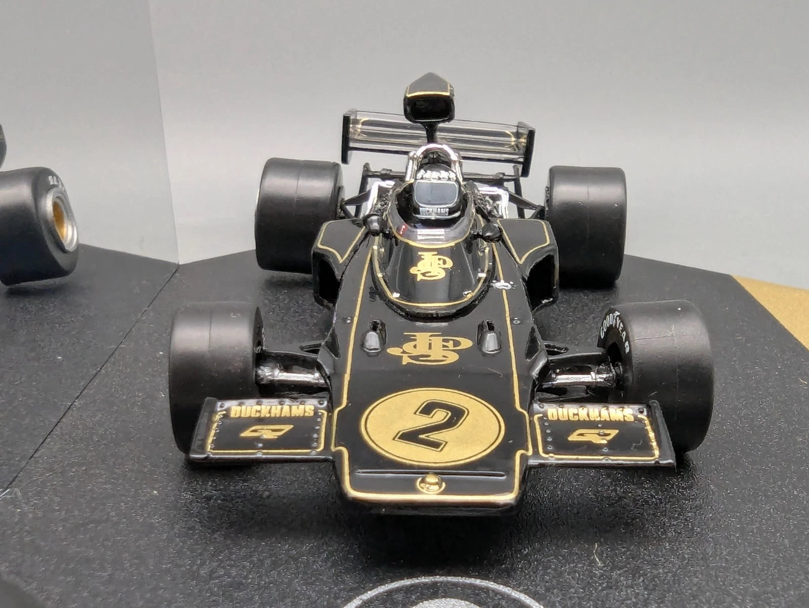 Modellautos 1:43 Quartzo Lotus 72E German GP 1974 #2 Jacky Ickx mit Vitrine