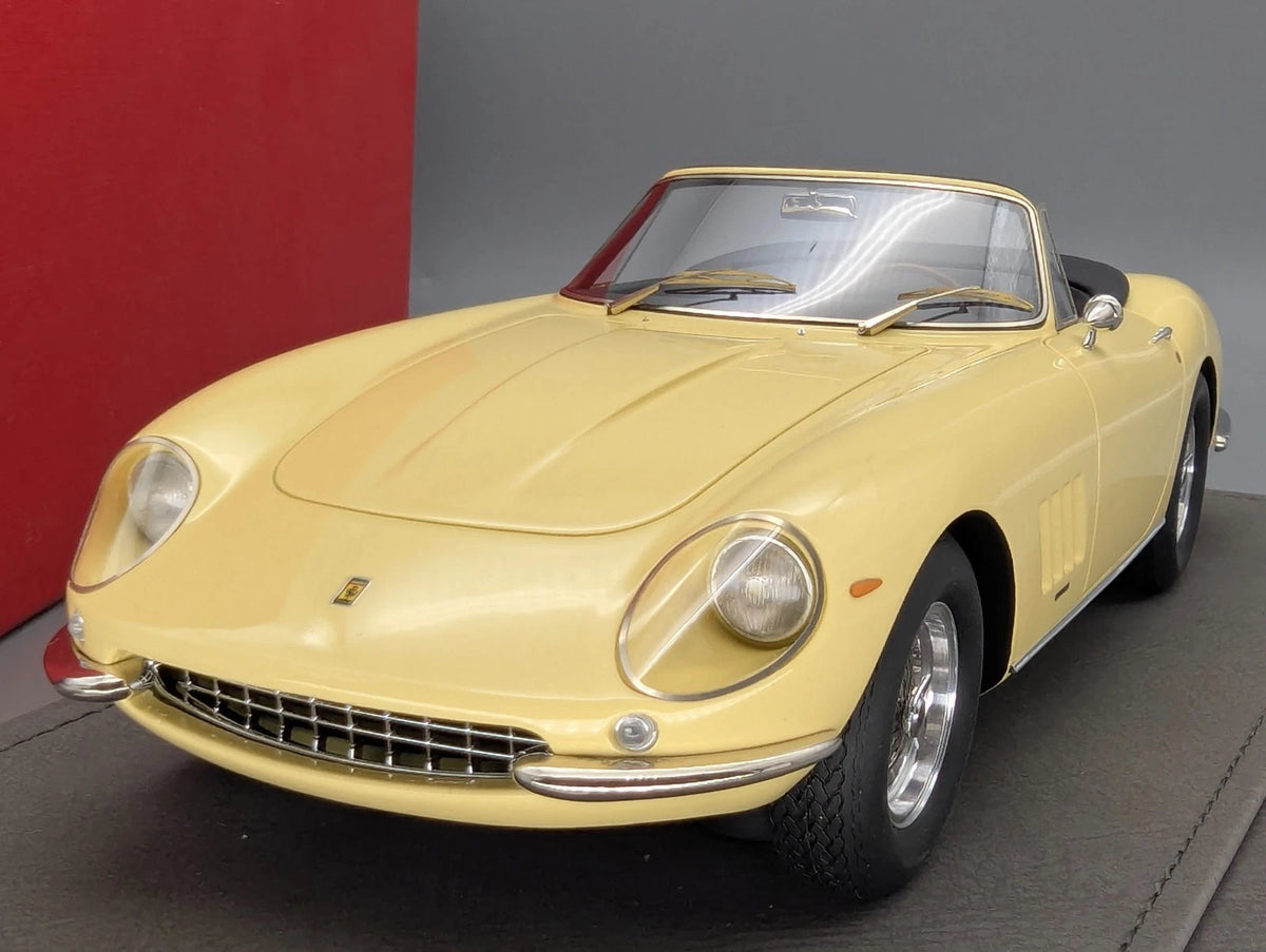 Modellautos 1:18 BBR Ferrari 275 GTS/4 Spider 01/54 Sun Yellow Vitrine und OVP