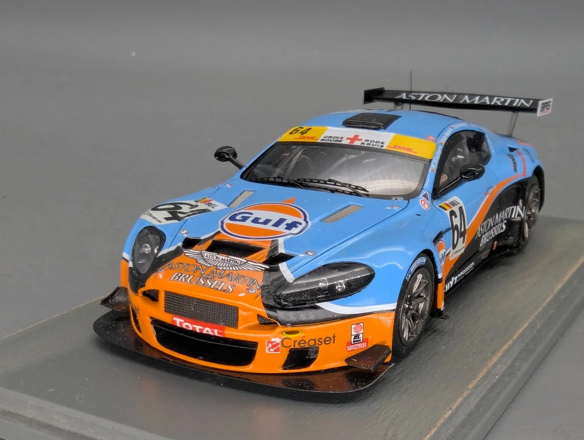 Modellautos 1:43 Spark Aston Martin Vantage GT3 2013 #64 Vitrine