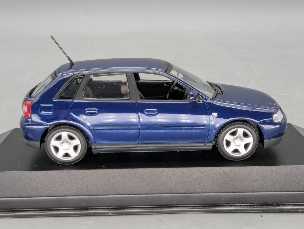 Modellautos 1:43 Minichamps Audi A3 Blau Metallic mit Dealer OVP