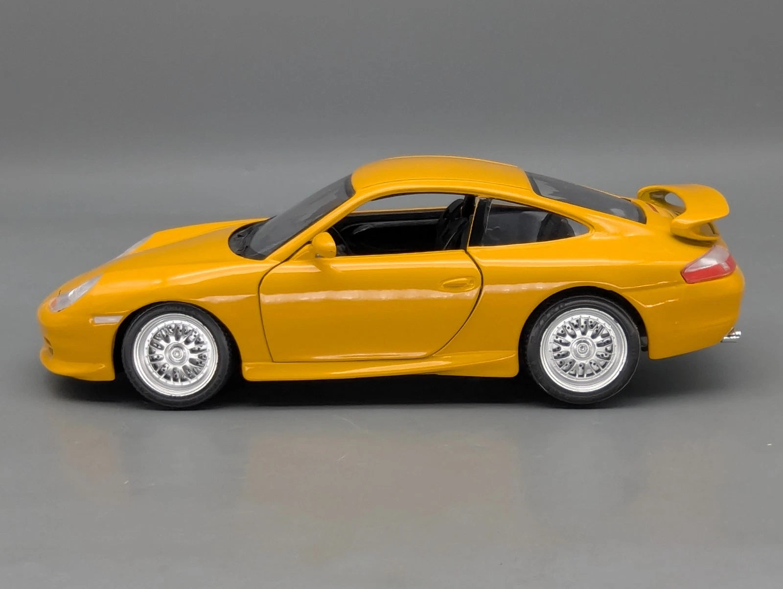 Modellautos 1:18 Bburago Gold Edition Porsche 911 GT3 Straße Gelb mit OVP