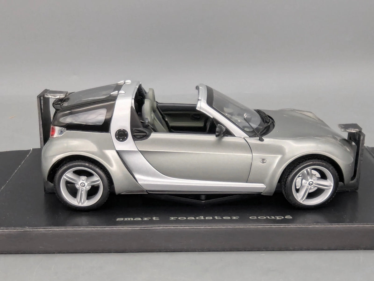 Modellautos 1:18 Kyosho Smart Roadster Coupe Glance Grey mit Dealer OVP