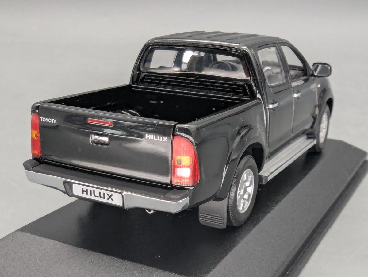 Modellautos 1:43 Minichamps Toyota Hillux Schwarz mit OVP