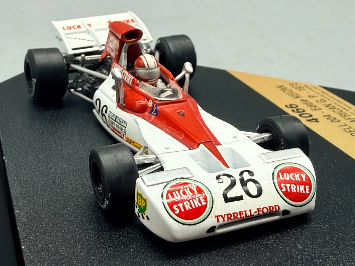 Modellautos 1:43 Quartzo Tyrrell 004 Eddie Keizan GP 1973 #26 + Vitrine