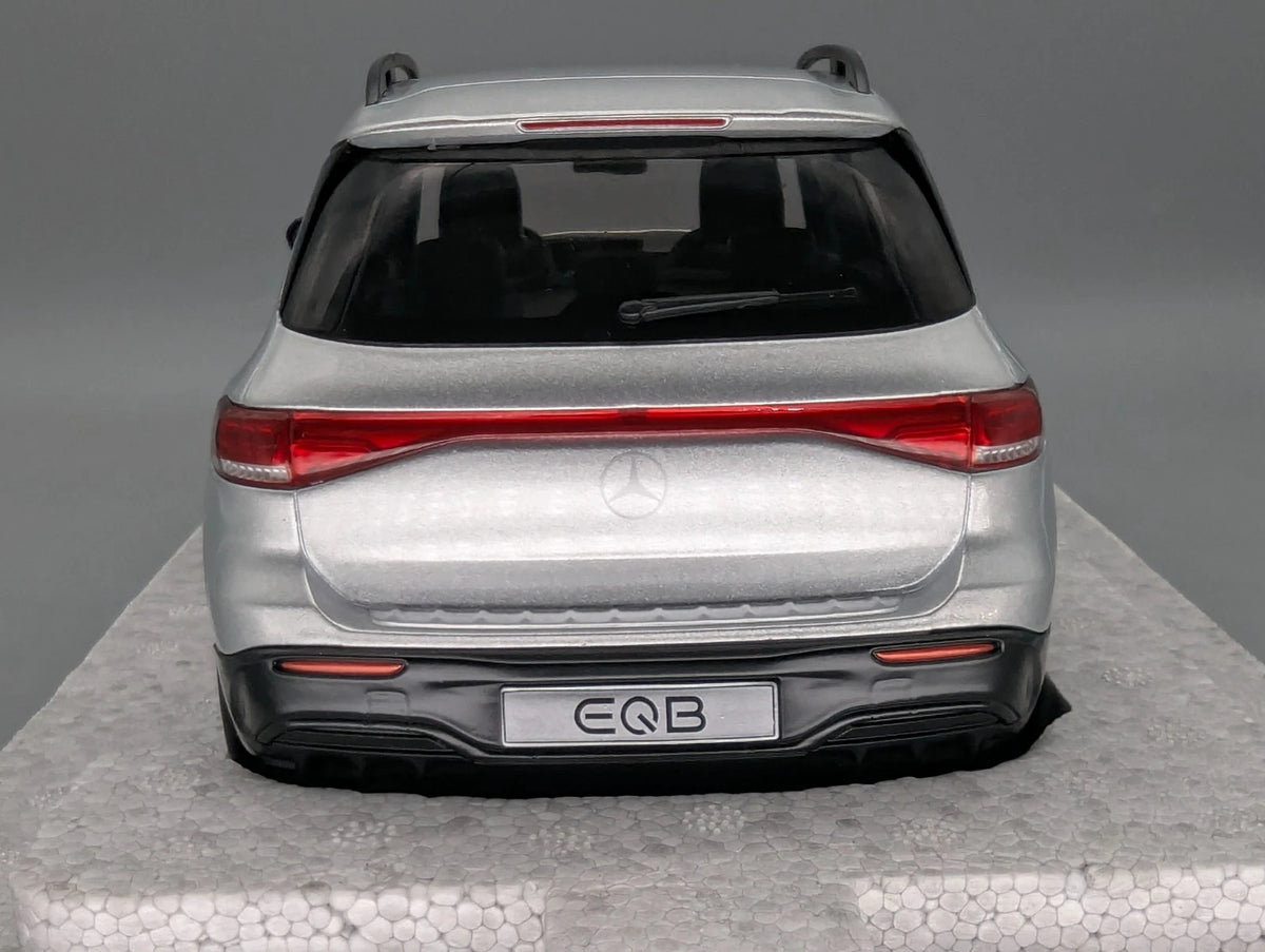 Modellautos 1:18 NZG Mercedes Benz EQB Iridiumsilber mit Dealer OVP