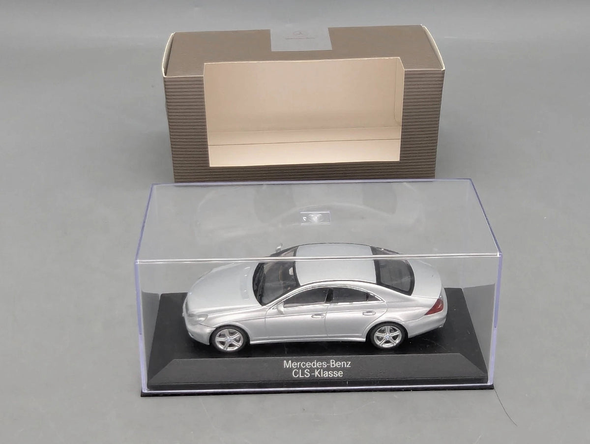 Modellautos 1:43 Minichamps Mercedes Benz CLS-Klasse mit Dealer OVP