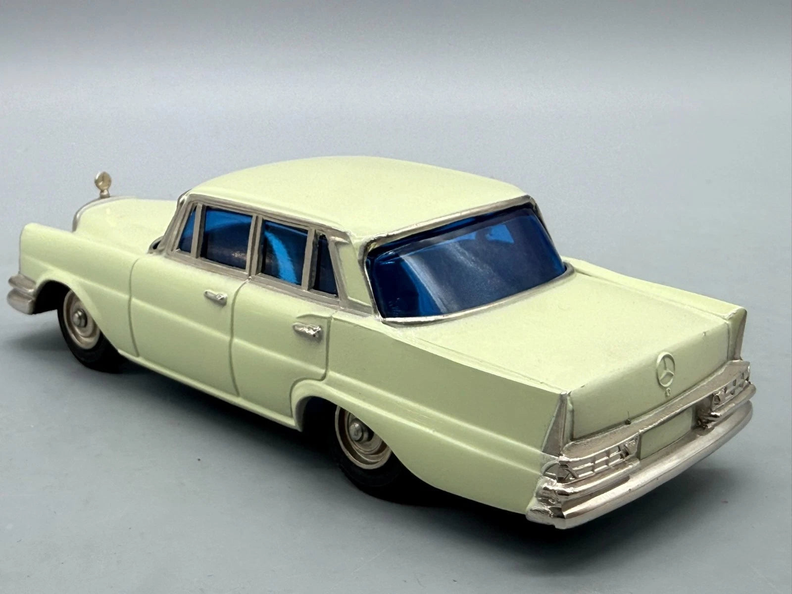 Modellautos 1:43 KK Sakura No A-2 Mercedes Benz W111 mit OVP