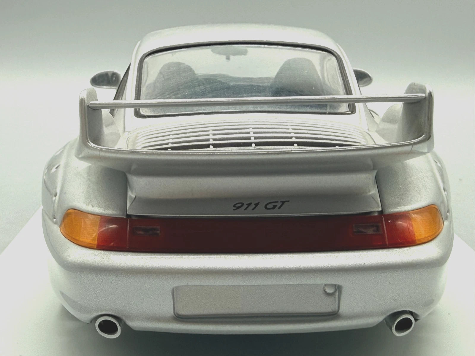 Modellautos 1:18 UT Models Porsche 911 GT2 Silber mit OVP