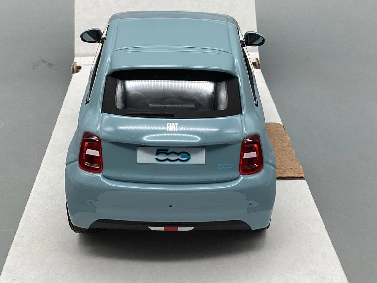 Modellautos 1:24 Bburago Fiat 500e blau 2023 mit OVP
